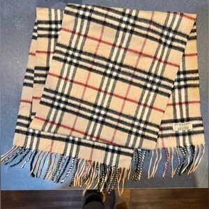 Burberry Classic Cashmere Scarf in Beige and Black